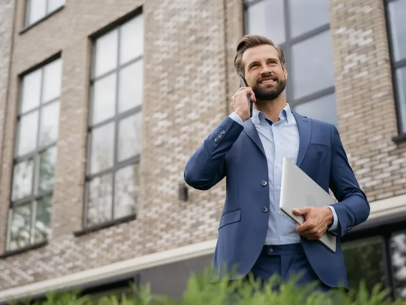 Adviseur van Solar Green aan de telefoon voor een woning