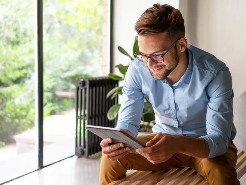 Klant bekijkt de offerte van Solar Green op een tablet