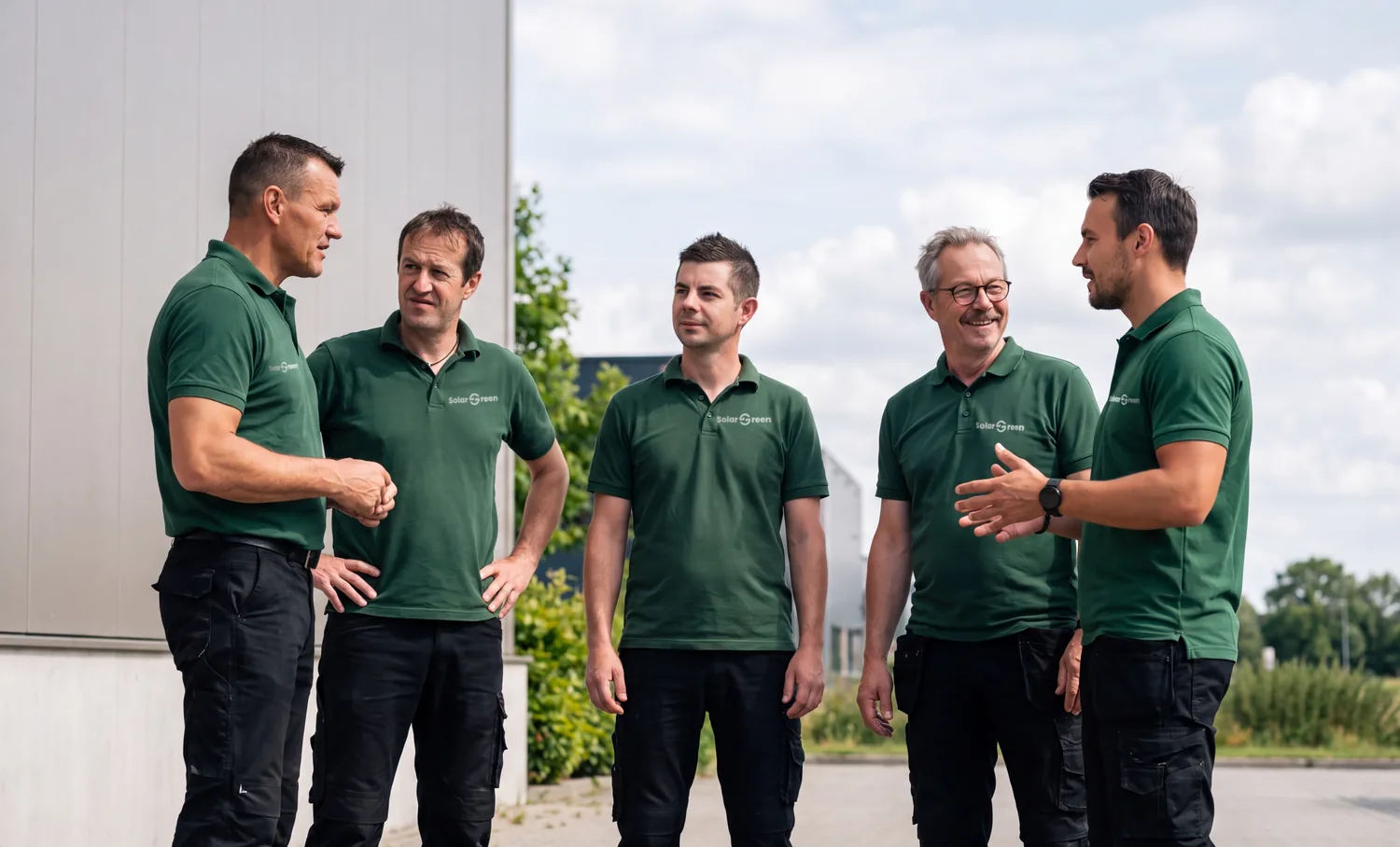 Het team van Solar Green in bedrijfspolo met het Solar Green-logo op de borst, voor het bedrijfspand